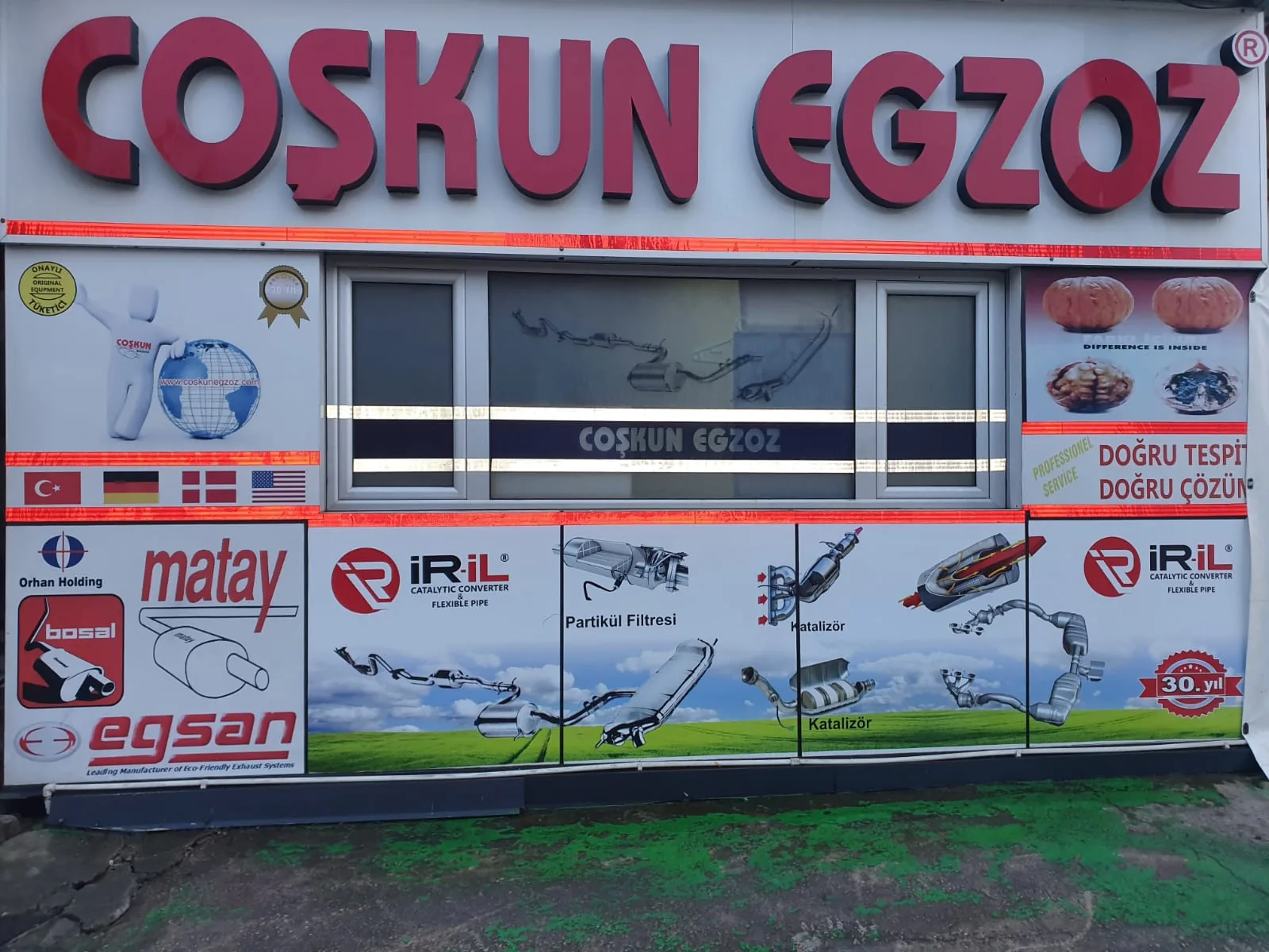 Coşkun Egzoz yazılı tabela ve egzoz bileşenlerini gösteren dış cephe